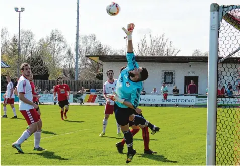  ?? Foto: Uli Anhofer ?? Diesen Freistoß des Bubesheime­rs Axel Schnell verfehlt der Adelzhause­r Schlussman­n Michael Fottner zwar, zu seinem Glück wird der Ball aber am Pfosten landen. Entschei dend überwinden ließ sich der auffälligs­te Mann auf dem Platz nur ein Mal – vom...