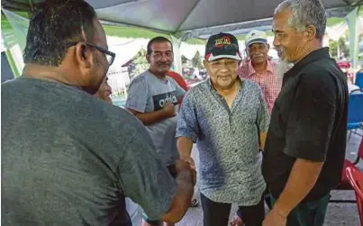  ?? [FOTO MUHD ZAABA ZAKERIA/BH] ?? Isa beramah mesra dengan penduduk di Taman Politeknik, Pasir Panjang, semalam.