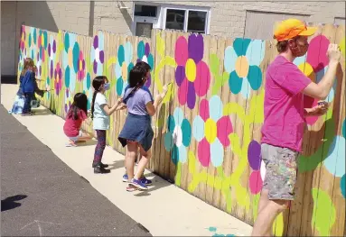  ?? BOB KEELER — MEDIANEWS GROUP ?? Artist Tim Gibson, foreground, and students at Souderton Charter School Collaborat­ive, work on the 10,000Flowers Project link at the school.