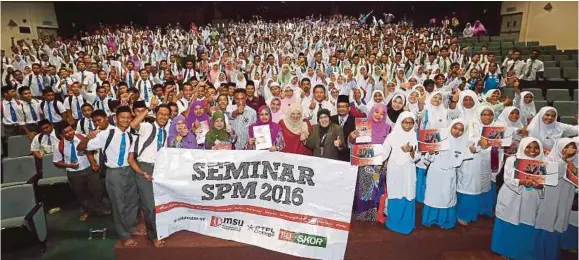  ?? [ FOTO RASUL AZLI SAMAD/BH ] ?? Amzah (tengah) bersama-sama pelajar sekolah dari daerah Melaka Tengah pada program Seminar SPM anjuran MSU yang diadakan di Auditorium Masjid Al-azim, Bukit Palah, Melaka.