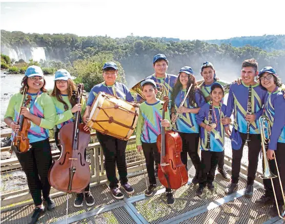  ??  ?? La joven formación del Sistema de Orquestas Juveniles e Infantiles de Jujuy, en Iguazú