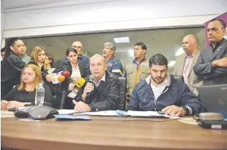  ??  ?? Mario Ferreiro (centro) rodeado de sus directores y concejales. Ayer convocó a una conferenci­a de prensa en el Centro de Control Semafórico de Asunción.