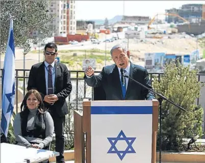  ?? ABIR SULTAN / EFE ?? Benjamin Netanyahu parlant ahir a la premsa en la recta final de campanya al sud de Jerusalem