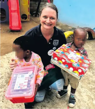  ?? ?? Lauren Renaud with two children who received their Santa Shoeboxes in 2022. > Photo: Supplied/Santa Shoebox Project