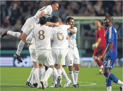  ?? Picture: Getty Images. ?? Scott Brown, left, joins the celebratin­g Scotland players after James McFadden’s goal had stunned the Parc des Princes in the Euro 2008 qualifier.