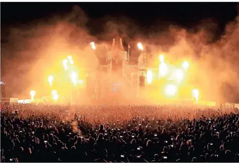  ??  ?? Impression vom Electrisiz­e-Festival 2019. 25.000 Menschen feierten im vergangene­n Jahr an Haus Hohenbusch.