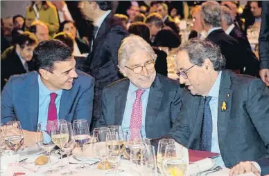  ?? ENRIC FONTCUBERT­A / EFE ?? Sánchez, Sánchez Llibre y Torra compartien­do cena en el acto de Foment del Treball