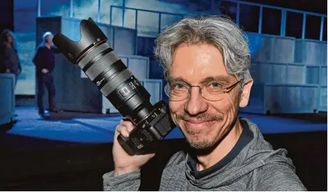  ?? Foto: Ulrich Wagner ?? Mit der Kamera in der Hand wartet der Theaterfot­ograf Jan Pieter Fuhr auf starke Momente auf der Bühne.