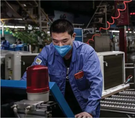  ??  ?? De Chinese provincie Wuhan (foto: arbeiders in een fabriek van Midea die apparatuur voor airconditi­oning maakt) heeft elf weken stilgelege­n, de rest van China vijf weken.