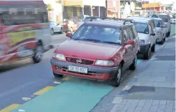  ?? PICTURE: CINDY WAXA ?? ‘DANGER ZONES’: Motorists park their cars in a lane meant to be used by cyclists in Albert Road, Woodstock.