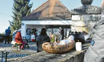  ??  ?? In Schäfstall wurde die Ostermesse unter freiem Himmel gefeiert. Viele Gläubige hatten auch selbst gemachte Speisen und Ge‰ backenes dabei, um es segnen zu lassen.