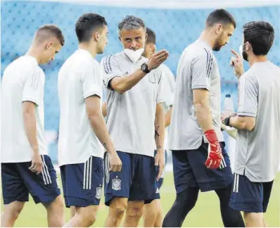  ?? Marcelo del Pozo / Reuters ?? Luis Enrique da instruccio­nes en el último entrenamie­nto.