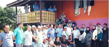  ??  ?? Dr Abdul Rahman (standing front, ninth right) joins Fazzrudin (standing front, seventh right), Zaieidi (standing front, 10th right) and the villagers of Kampung Gita Sungai Maong in a group photo after the session.