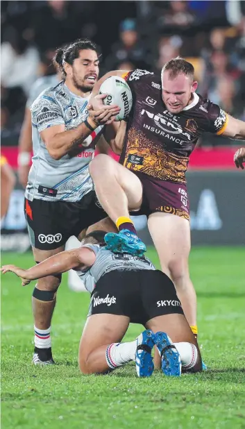  ?? Picture: AAP/DAVID ROWLAND ?? Broncos forward Matt Lodge proves hard to handle in Brisbane’s 8-2 win against the New Zealand Warriors at Mt Smart Stadium in Auckland