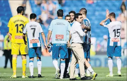  ?? ALEX CAPARROS / GETTY ?? David Gallego anima a sus jugadores tras la derrota del pasado domingo ante la Real Sociedad