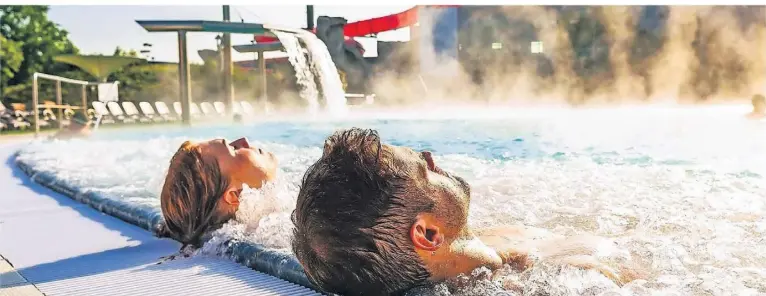  ?? FOTO: THORSTEN HÜBNER ?? Sich entspannen kann man zum Beispiel im Außen-Solebecken des Maximare Hamm.