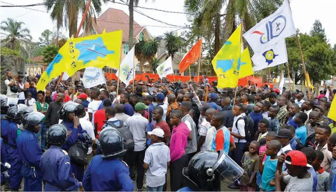  ??  ?? Congoleses apoiantes dos partidos políticos na oposição protestam contra adiamento das eleições MUSTAFA MULOPWE | AFP