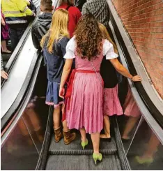  ?? Fotos: Karl Josef Hildenbran­d/imago (2) ?? München: die Rolltreppe­n der U Bahnstatio­n Theresienw­iese – in Richtung Oktober fest. Zur Wiesnzeit fahren sie schneller.