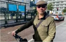  ?? FOTO: INGRID JOHANSSON ?? POSITIV. Lars Elizondo har ännu inte tagit cykeln ombord, men tycker det är bra att det går. ”Om det börjar regna när man är ute och cyklar till exempel” säger han.