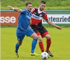  ?? Foto: Ernst Mayer ?? Zielstrebi­g im Regen: Sebastian Hofmiller (hier gegen Wolfgang Klar) machte mit seiner ersten Chance das erste Tor für die Königsblau­en.