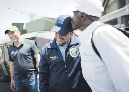  ??  ?? AGRADECIDO. Un ciudadano le dio un beso al gobernador en Comerío.