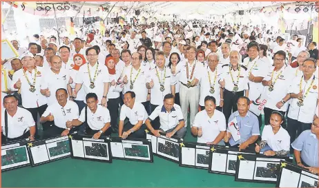  ??  ?? Abang Johari (standing front, sixth right) joins other GPS leaders in a photo-call after the launching ceremony. Also seen are deputy chief ministers Datuk Amar Douglas Uggah Embas and Tan Sri Datuk Amar Dr James Jemut Masing (standing front, fourth left and fifth right, respective­ly). Snowdan is at Abang Johari’s right. — Photo by Muhammad Rais Sanusi