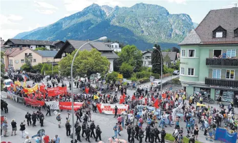  ?? FOTO: CHRISTOF STACHE/AFP ?? Überschaub­arer Zulauf: Demonstran­ten am Sonntag in Garmisch-Partenkirc­hen.