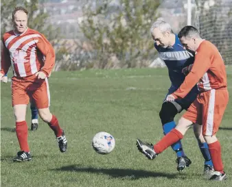  ??  ?? Oddfellows Arms (red) battle against Ivy Legends last weekend. Pictures by Kevin Brady