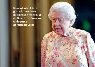  ??  ?? Rainha Isabel II tem gostado da atitude da ex-nora e recebeu-a no Castelo de Balmoral, onde passa as férias de verão