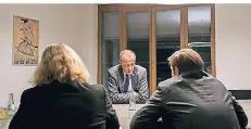  ?? FOTOS: MARCO URBAN ?? Der Leiterin der RP-Parlaments­redaktion, Eva Quadbeck, und Chefredakt­eur Michael Bröcker trafen Friedrich Merz zum Gespräch in Berlin.