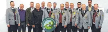  ?? FOTO: PM ?? Ehrungen verdienter Mitglieder des Schützenve­reins Dürbheim (v.l.): OSM Jochen Schöttle, Roland Mattes, Pierre-Michel Steyer, Rolf Krause, Manfred Reichmann, Martin Merkt, Stefan Gimbel, Guido Schöttle, Anton Zepf, Walter Schöttle, Peter Branscheid, Berthold Schöttle, Rolf Butsch und Konrad Kupferschm­id.