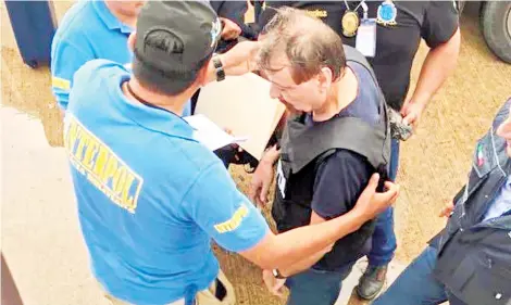  ?? AFP ?? El italiano Cesare Battisti, antes de abordar el avión enviado desde Italia para su traslado, ayer en el aeropuerto de Viru Viru, Santa Cruz.