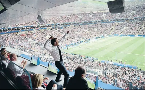  ?? ALEXEI NIKOLSKY / SPUTNIK / KREM / EFE ?? El presidente de Francia, Emmanuel Macron, reaccionan­do con euforia en un momento de la final, ayer en el estadio Luzhniki de Moscú