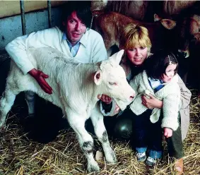  ??  ?? Famiglia Fabrizio De André con Dori Ghezzi e la figlia Luisa Vittoria, detta Luvi, nata nel 1977, nella loro tenuta dell’Agnata, a Tempio Pausania, in Sardegna, nel 1980