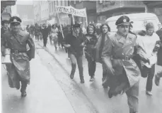  ?? FOTO: STÄDTISCHE ARCHIVE BIBERACH ?? Im Laufschrit­t demonstrie­rt die Biberacher Außerparla­mentarisch­e Opposition. Das war am 13. Januar 1970.