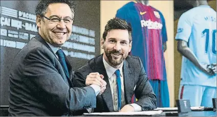  ?? FOTO: FCB ?? Bartomeu informó a Messi y los otros tres capitanes (Busquets, Sergi Roberto y Piqué) de los efectos de una crisis que asumen