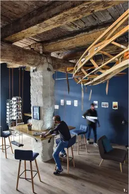  ??  ?? 1. Côté galerie, Le Bistrograp­he offre un espace de coworking, un studio photo et des cimaises accueillan­t régulièrem­ent des exposition­s.
2. Au menu, simplicité et fraîcheur d’une salade de saison.
3. Jacdemars, le goût des autres.
4. Côté bistrot,...