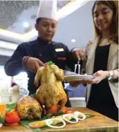  ?? DIPTA WAHYU/JAWA POS ?? ALTERNATIF: Chef Rio menunjukka­n cara memasak kambing dan ayam guling di Hotel Grand Darmo kemarin.