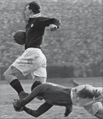  ??  ?? Davie Rose eludes a tackle by JW Mckay of Ireland at Murrayfiel­d in 1951. Ireland won by six points to five
