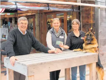  ??  ?? Handing over $1500 to East Coast Rural Support Trust members Jane Tylee and Tony Rhodes is Helen Upson, owner of the Black Dog Tavern, accompanie­d by her best mate Boss.