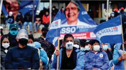  ??  ?? MITIN. Simpatizan­tes del candidato a la presidenci­a Guillermo Lasso, en Quito. Foto. EFE