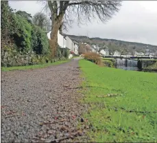  ?? 06_a06CrinanC­anal01 ?? Dog owners have noticed an increase in dog fouling along the canal banks in Ardrishaig.