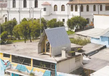  ?? PHOTOS: EL SINDICATO ?? Parasitic housing, like this tiny house made of glass and steel erected on the rooftop of a building in Ecuador, represents a creative possibilit­y for solve urban housing shortages.