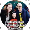  ??  ?? Lotta Schelin och Victoria Sandell med ett svenskt fan.