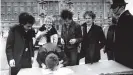  ??  ?? Vor dem Buckingham­palast unterzeich­nen die Pistols 1977 einen Plattenver­trag