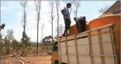  ?? KRIDA HERBAYU/ JAWA POS RADAR BANYUWANGI ?? MUATAN AIR: Warga membeli air yang diangkut truk di Dusun Karang Baru, Desa Alasbuluh, Kecamatan Wongsorejo, kemarin (2/9).