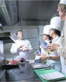  ??  ?? Didier Peschard chef du Relais du Gué de Selle propose toute l’année des cours de cuisine aux fins gourmets du territoire.
