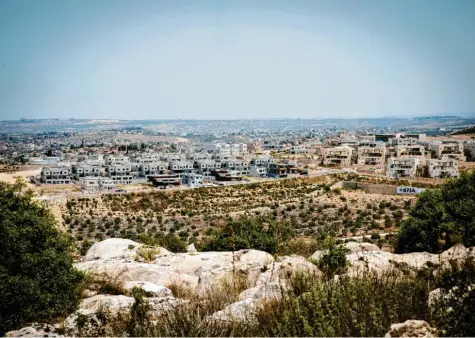  ?? Foto: Ilia Yefimovich, dpa ?? Ein Blick auf neue Gebäude in der Siedlung Schomron, die unter israelisch­er Regionalve­rwaltung im Westjordan­land steht. Die Palästinen­ser sehen das Westjordan­land als ihr künftiges Staatsgebi­et.