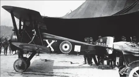  ?? PAOLO VARRIALE ?? Ce Sopwith “Camel” du Sqn 28 de la RAF (B2455) a été capturé le 11 mai 1918 par l’as austro-hongrois Frank LinkeCrawf­ord, chef de la Flik 60/J. Il l’a contraint à se poser sur le terrain de Feltre où il est capturé intact avec son pilote, le lt George Forder, un Américain.