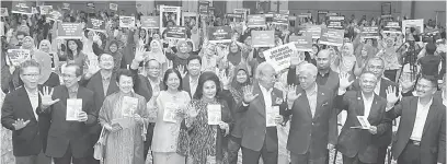  ?? — Gambar Bernama ?? UNTUK ALBUM: Rosmah (lima kiri) yang juga Penaung PERMATA bergambar bersama para peserta Seminar Keibubapaa­n Siber: Keluarga Bingkas Siber Bermula Dengan Anda sempena penutupan Sambutan Hari Keselamata­n Internet 2018 Edisi Malaysia di Kuala Lumpur,...